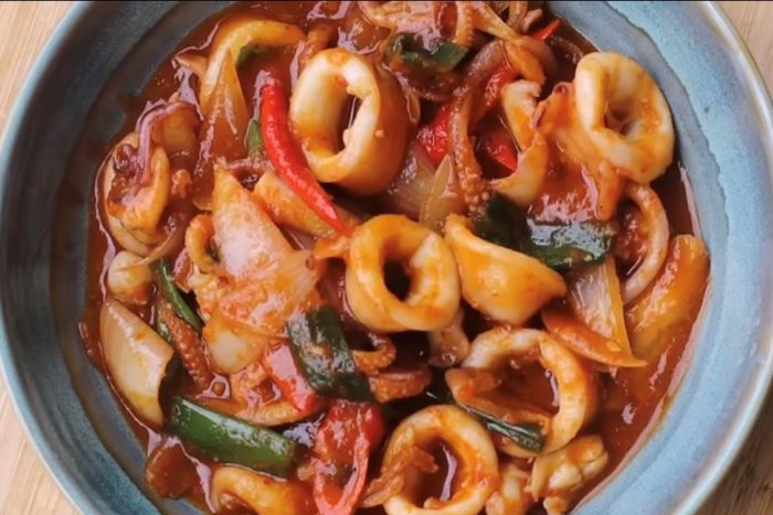 Cumi saus Padang. (tangkap layar youtube Devina Hermawan)