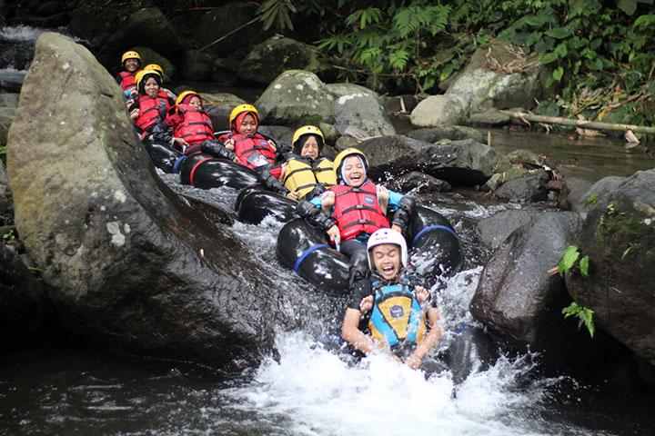 Menikmati arung jeram di Cikadongdong River Tubing. (wisata.app)