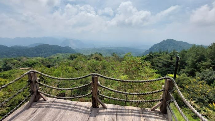 Salah satu spot foto di Bukit Batu Sepur Kuningan. (bkppkutim.com)