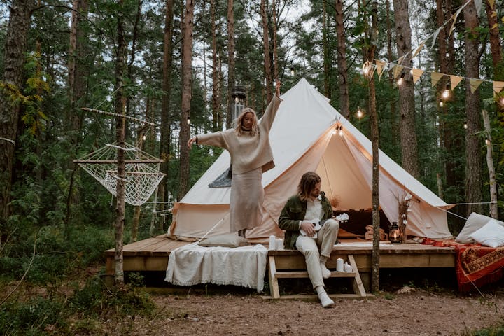 Ilustrasi glamping. (pexels/Photo by cottonbro studio)