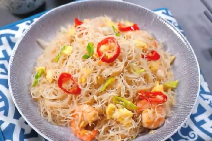 Bihun Goreng Udang Singapura. (Tangkap Layar Youtube Endeus.tv)