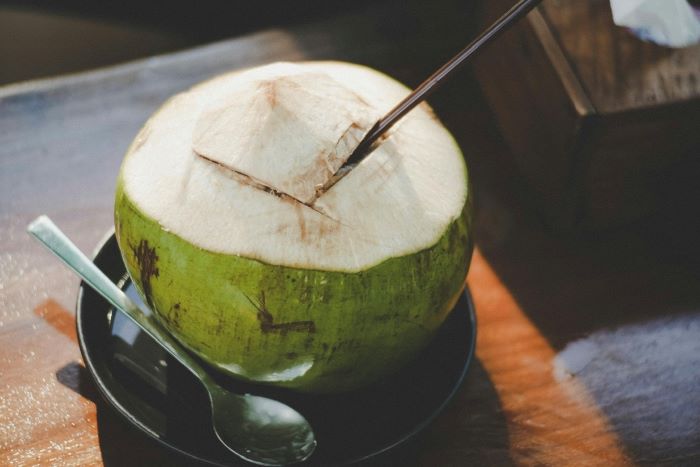 Ilustrasi minum air kelapa setiap hari baik bagi tubuh. (pexels)