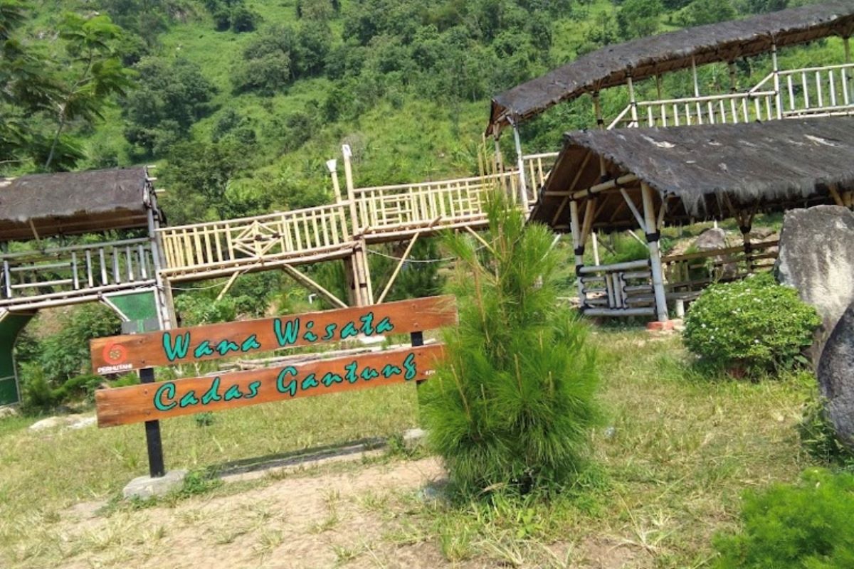 Taman Wisata Cadas Gantung, Majalengka. (Google Photo/Novi Nurhayati)