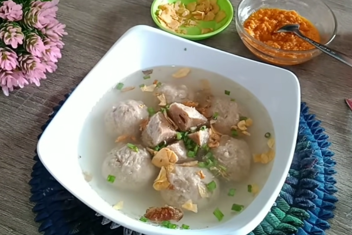 Hidangan bakso kuah. (tangkapan layar akun Youtube W.N COOKING)