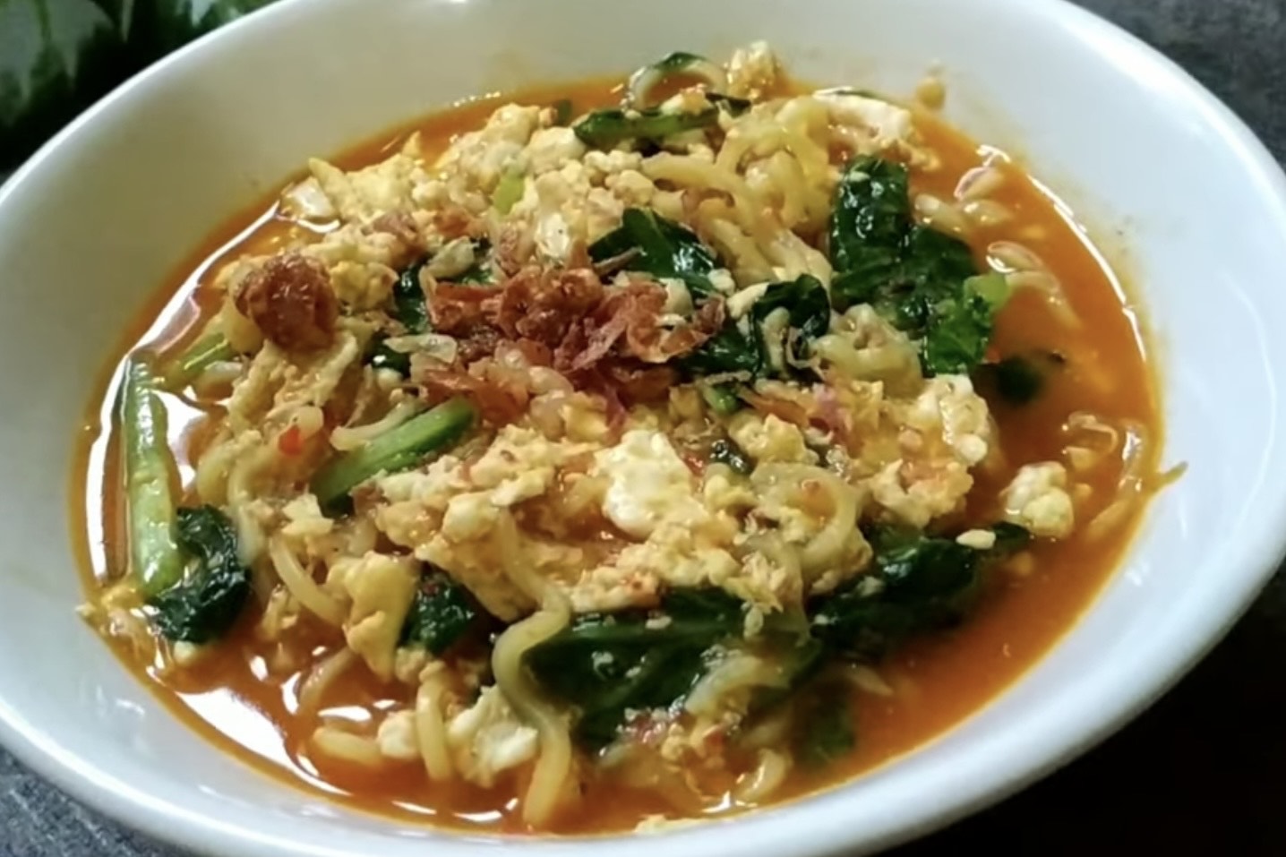 Mie tek-tek pedas ala abang-abang. (tangkap layar youtube Arfiani Yanuar)