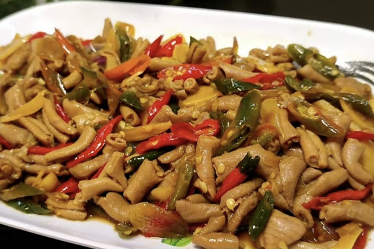 Tumis usus ayam. (tangkap layar youtube Arfiani Yanuar)