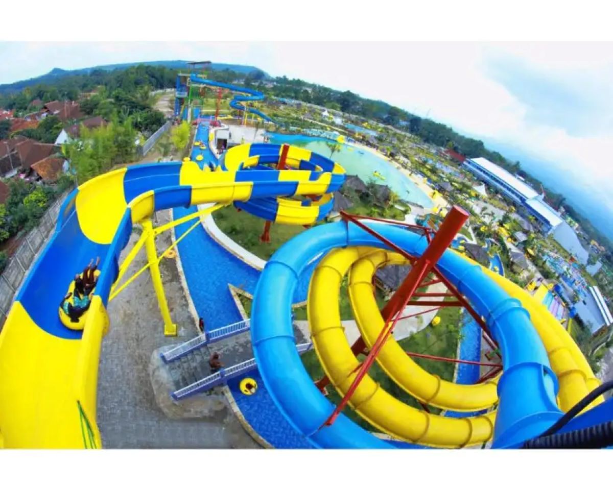 Serunya Bermain Air dan Wahana Perosotan di Sangkan Park Waterboom. (goersapp.com)