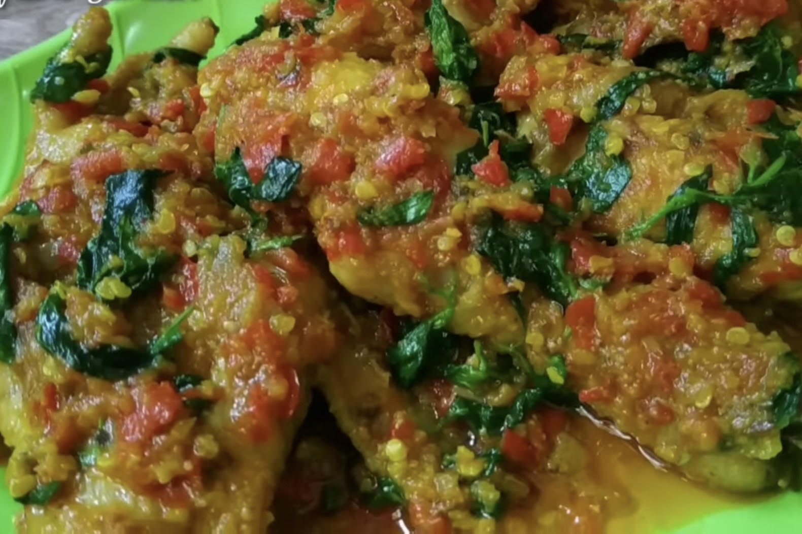 Ayam rica-rica kemangi pedas. (tangkap layar youtube Arfiani Yanuar)