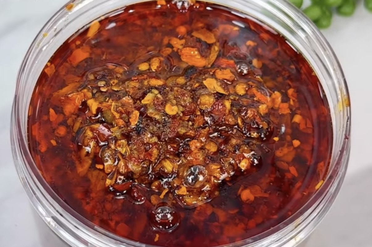 Chili Oil. (Tangkap layar Youtube Ika Mardatillah)