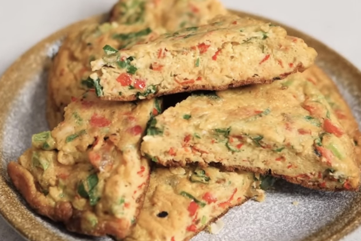 Telur dadar padang. (tangkap layar youtube Ade Koerniawan)