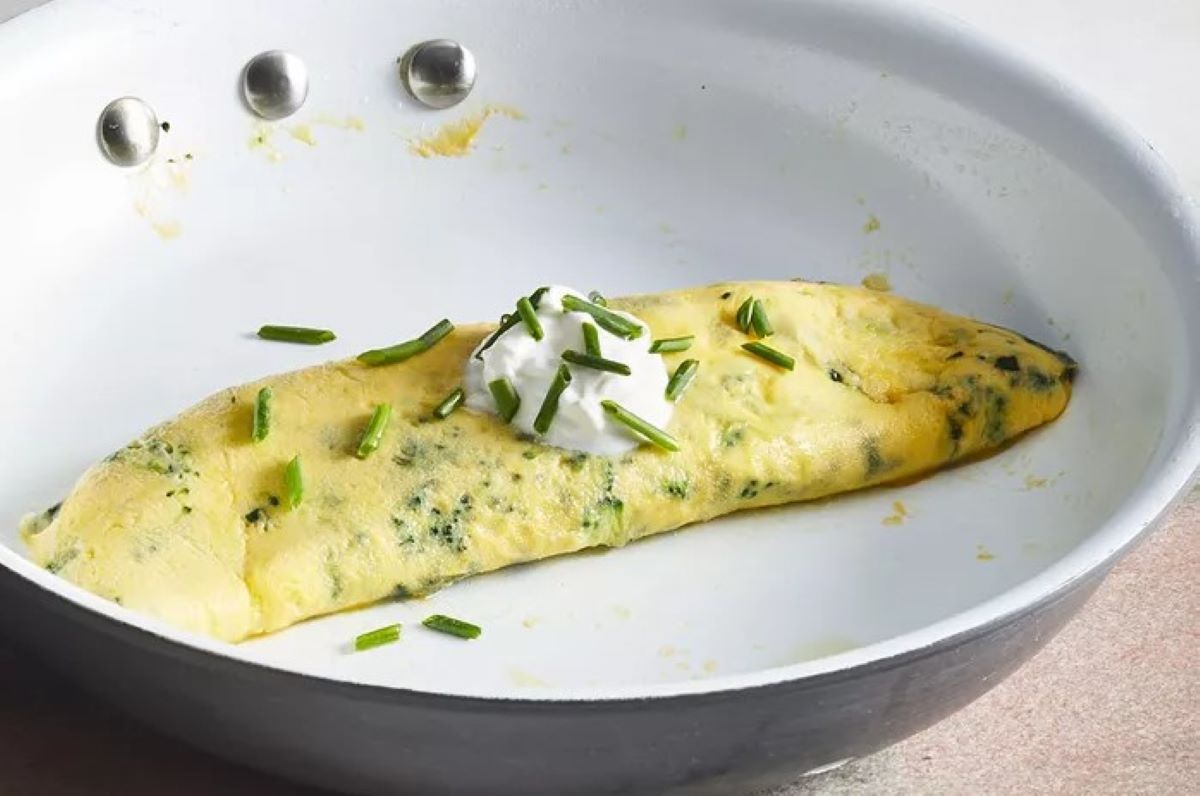 Omelet brokoli keju yang kaya nutrisi. (EatingWell/Jennifer Causey)