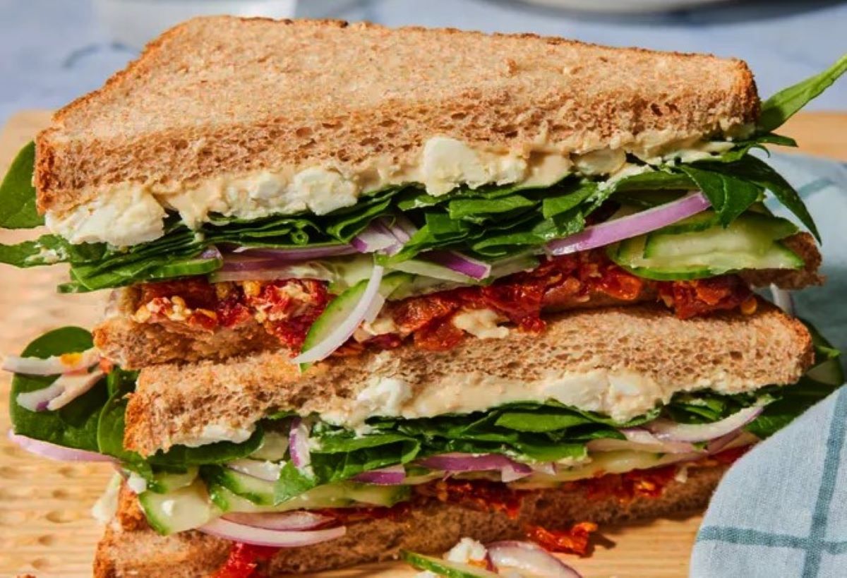 Sandwich bayam, makanan yang sehat dan berprotein tinggi. (EatingWell/Stacy K. Allen)