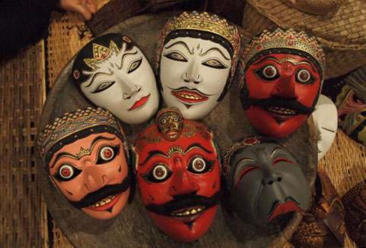 Topeng dengan corak yang menarik khas Cirebon. (cirebonkota.go.id)