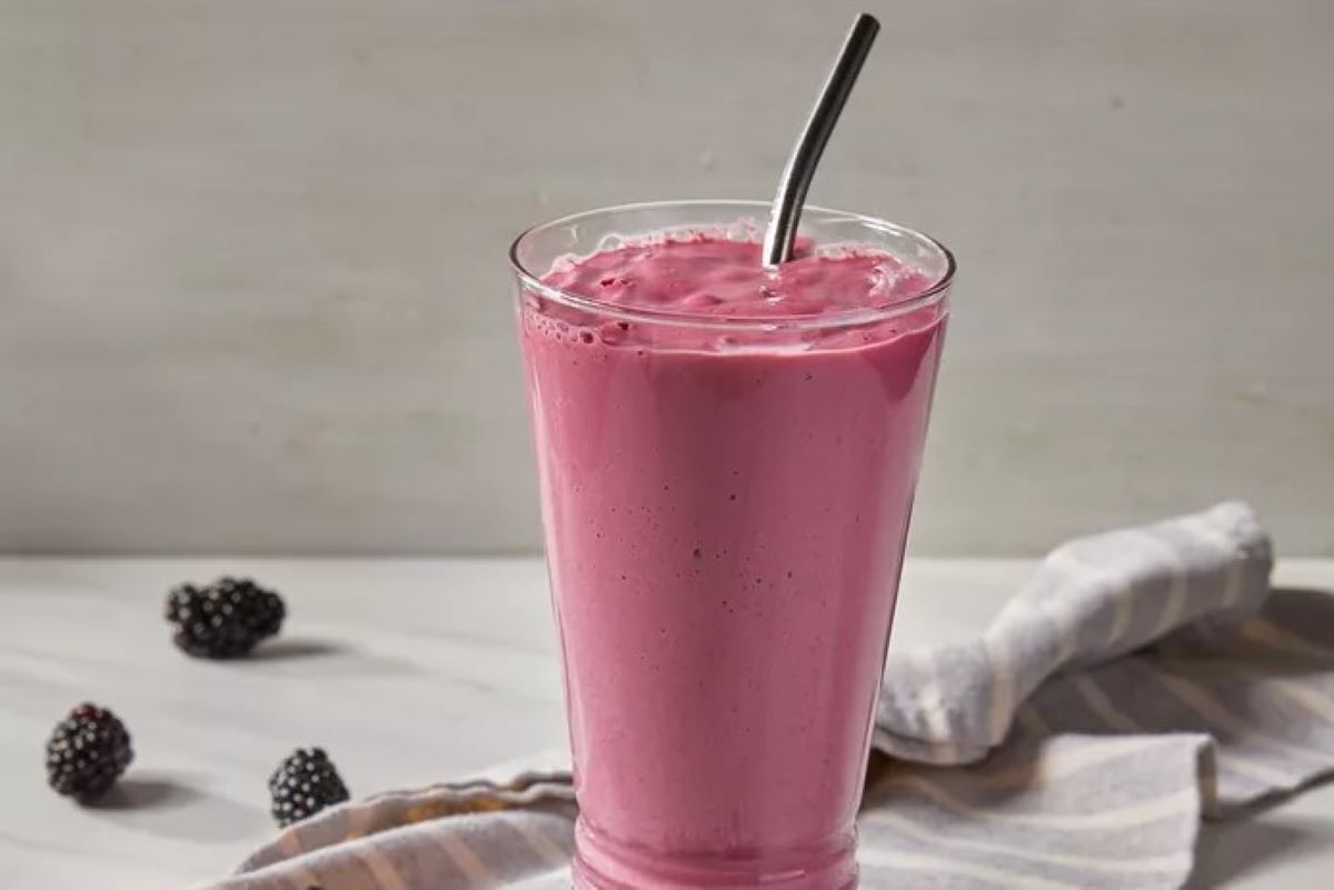 Ilustrasi smoothie, minuman yang ramah untuk asam lambung. (EatingWell/Fred Hardy)