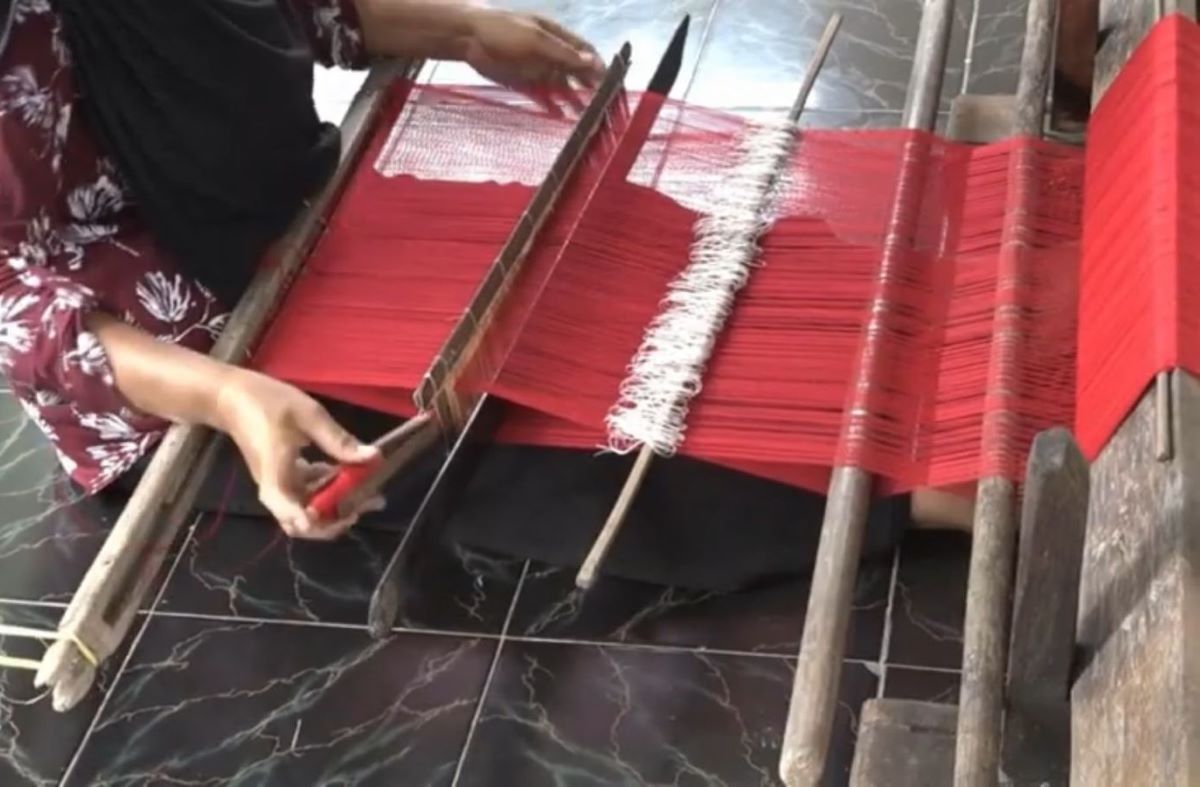 Tenun gedogan, Indramayu. (youtube.com/Balai Pelestarian Kebudayaan Wilayah IX)