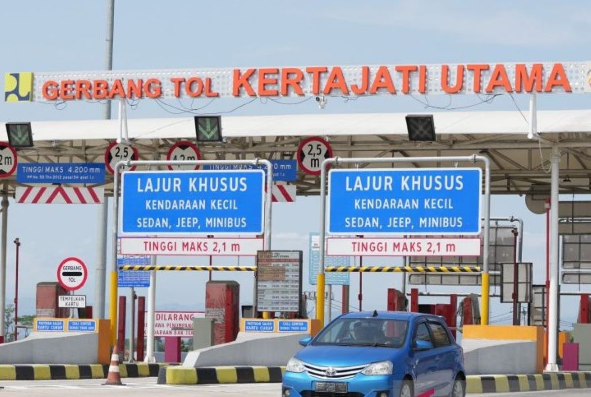 Pengguna ruas Tol Cipali di Gerbang Tol Kertajati Utama, Majalengka. (Astra Tol Cipali/Antara)