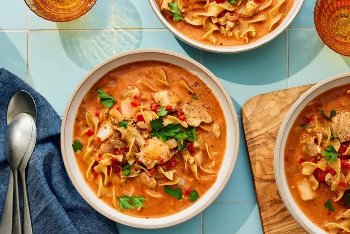 Chicken paprikash soup yang cocok untuk menu diet. (EatingWell/Robby Lozano)