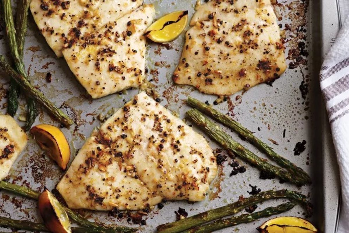 Ikan flounder panggang yang bebas gluten dan kaya protein. (EatingWell/Oxmoor House)
