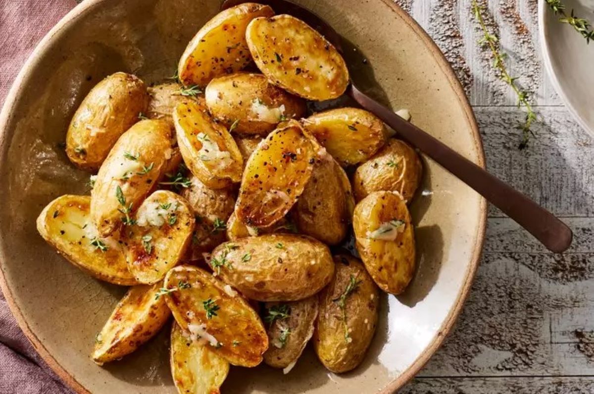 Kentang panggang dengan mentega dan bawang putih untuk makan malam. (EatingWell/Rachel Marek)