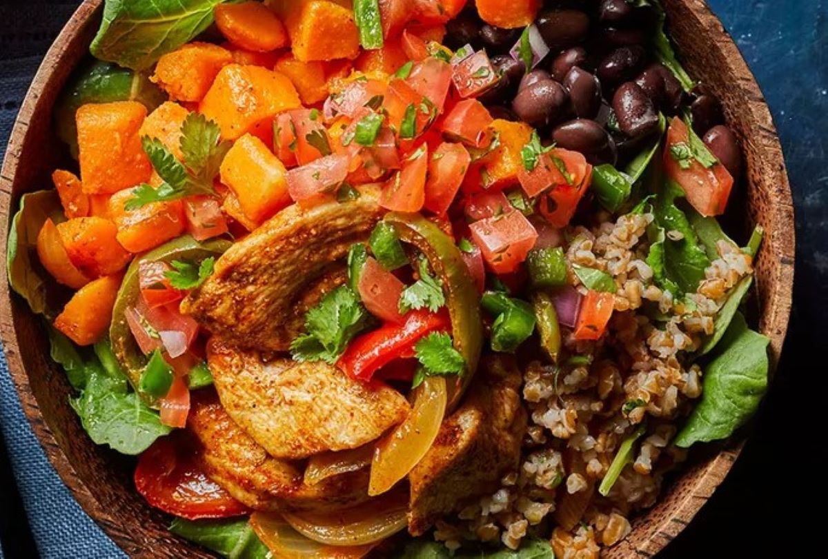Chicken fajita bowl yang bergizi dan kaya protein. (eatingwell.com)