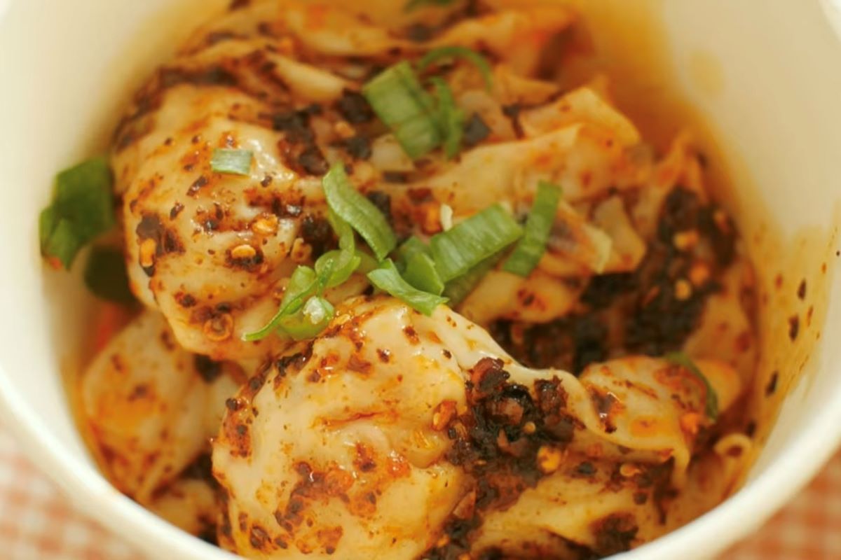 Pangsit chili oil. (tangkap layar youtube dapurumi)