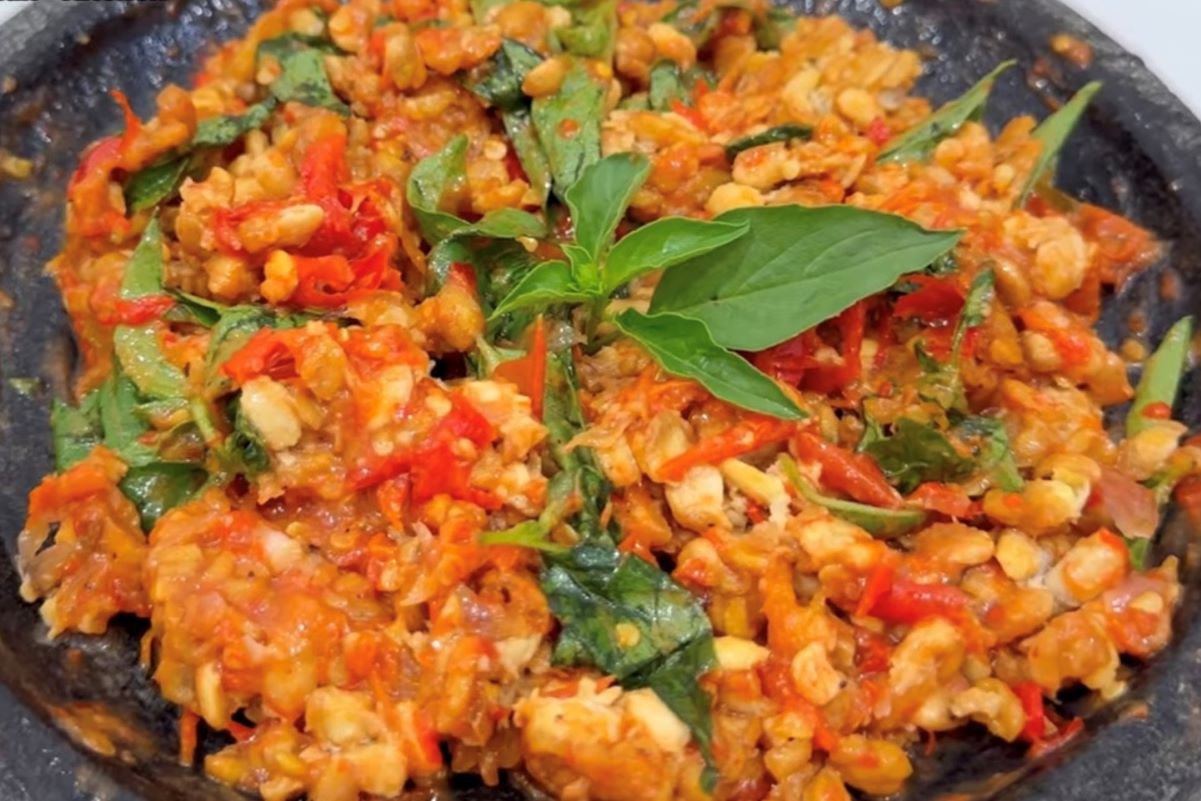 Sambal penyet tempe kemangi. (tangkap layar youtube Ika Mardatillah)