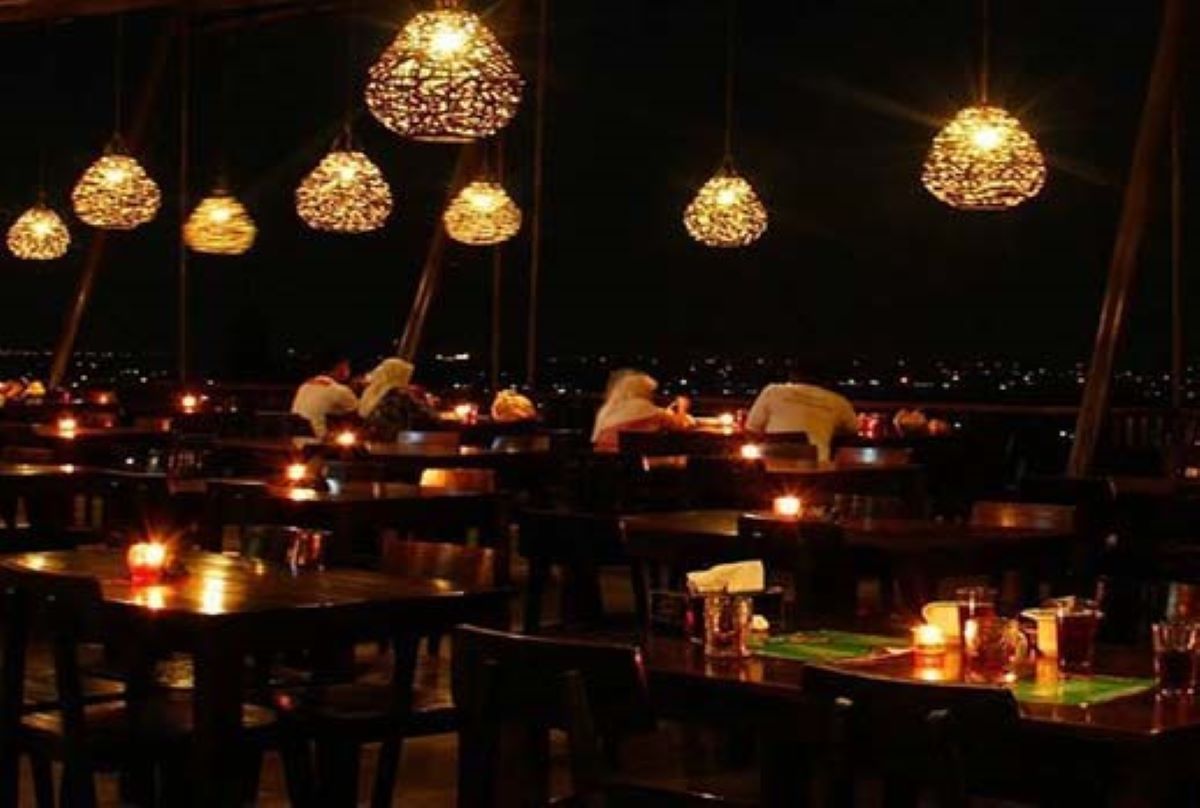 Ilustrasi dinner romantis bersama pasangan. (travelingcirebon.com)