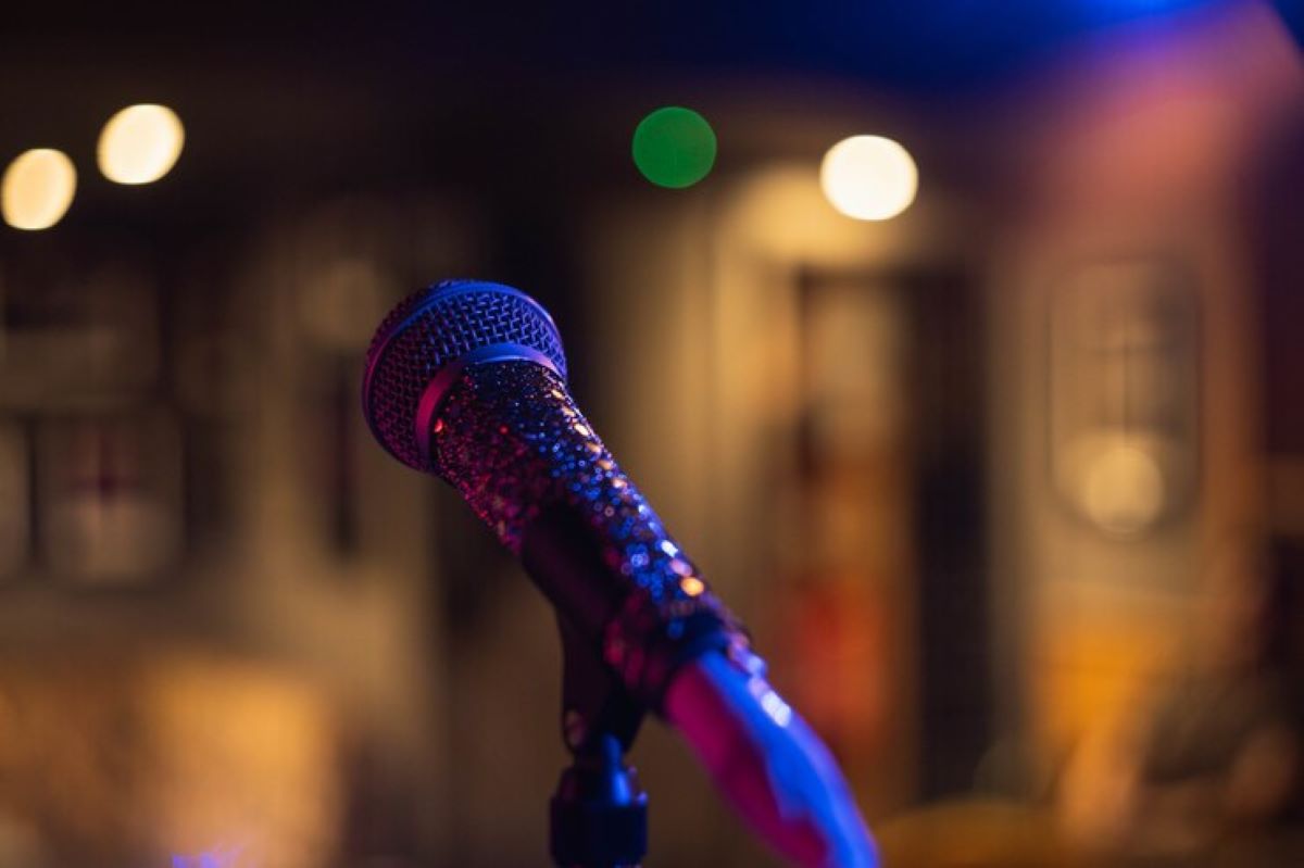 Ilustrasi tempat karaoke. (Freepik/wirestock)