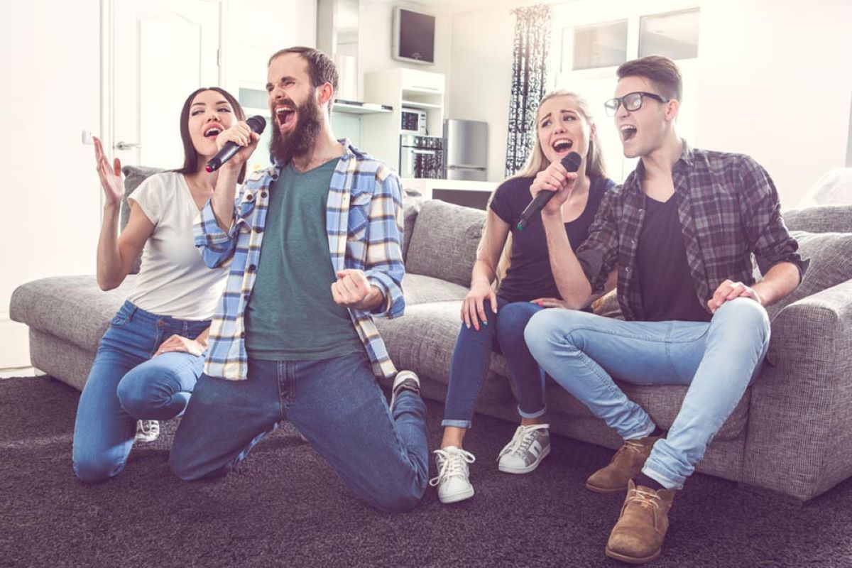 Ilustrasi karaoke bersama teman. (klikdokter.com)