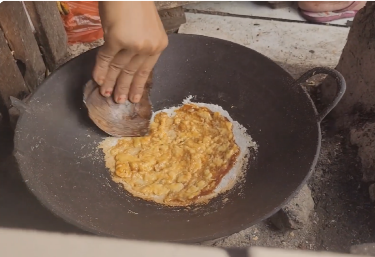 Proses pembuatan kue tapel khas Cirebon. (Tangkapan Layar Akun Youtube SIPANDA RAKUS).