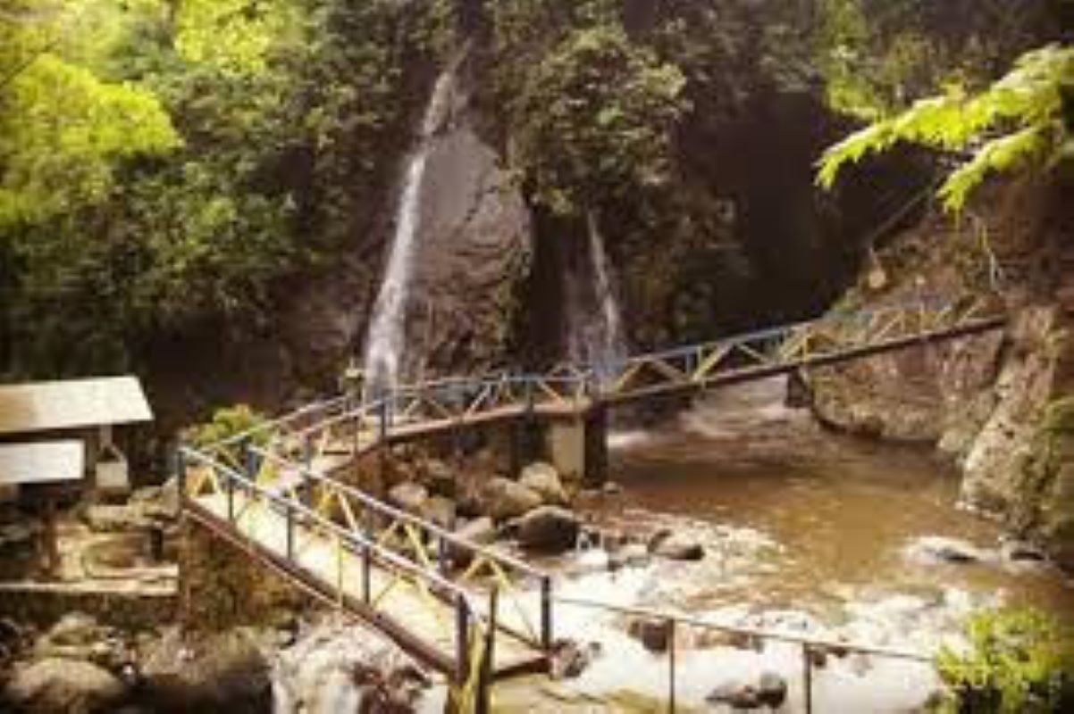Keindahan Curug Tonjong Majalengka. (hartotrans.com)