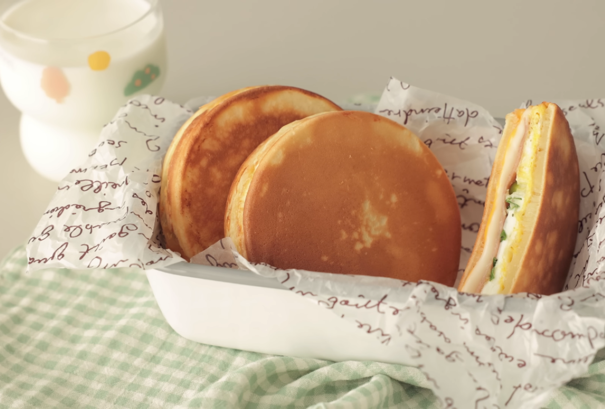 Pancake isi untuk sarapan. (Tangkapan Layar Youtube @cookingtree)