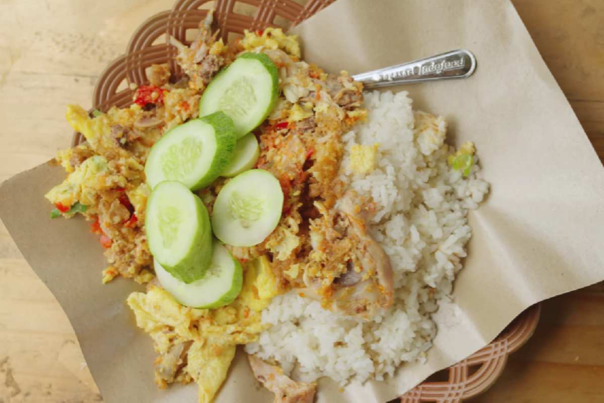 Hidangan Ayam Geprek yang dilengkapi dengan Nasi. (Tangkapan Layar Akun Youtube Mamank Kuliner)