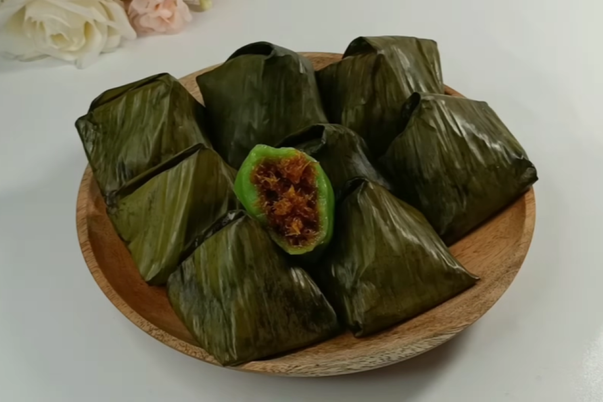 Hidangan Kue Koci atau Mendut dengan Isian Kelapa. (tangkapan layar akun Youtube Dapur Heni)