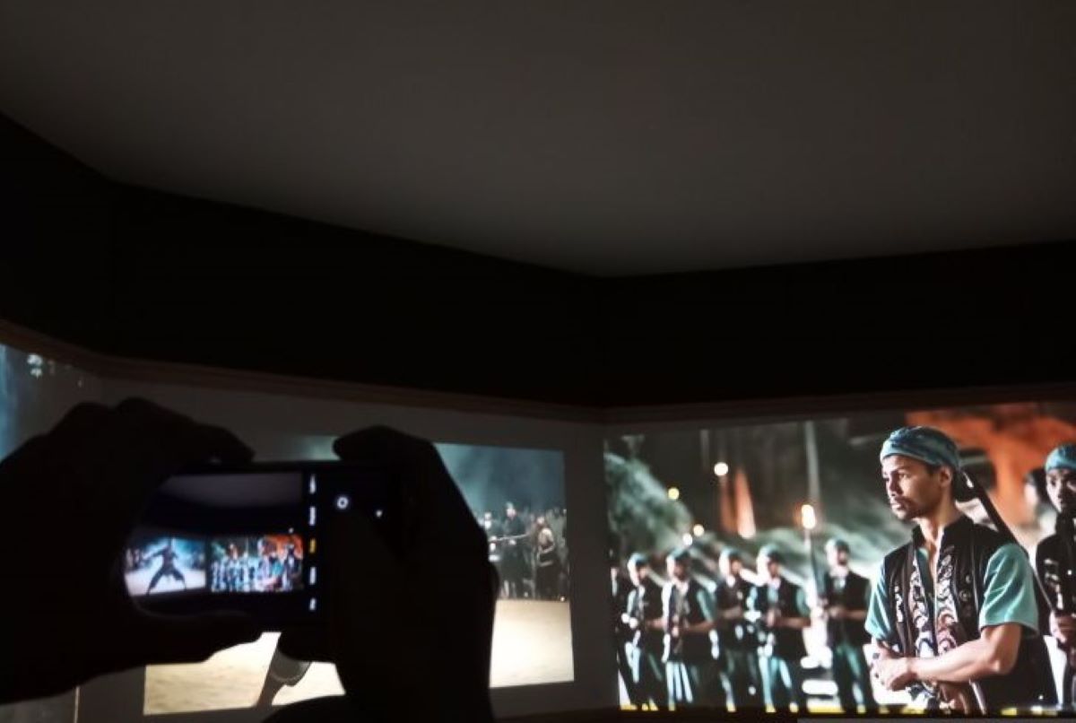 Cuplikan film tentang Sultan Matangaji ditampilkan di Museum Cave AI Keraton Kasepuhan Cirebon. (Fathnur Rohman/Antara)