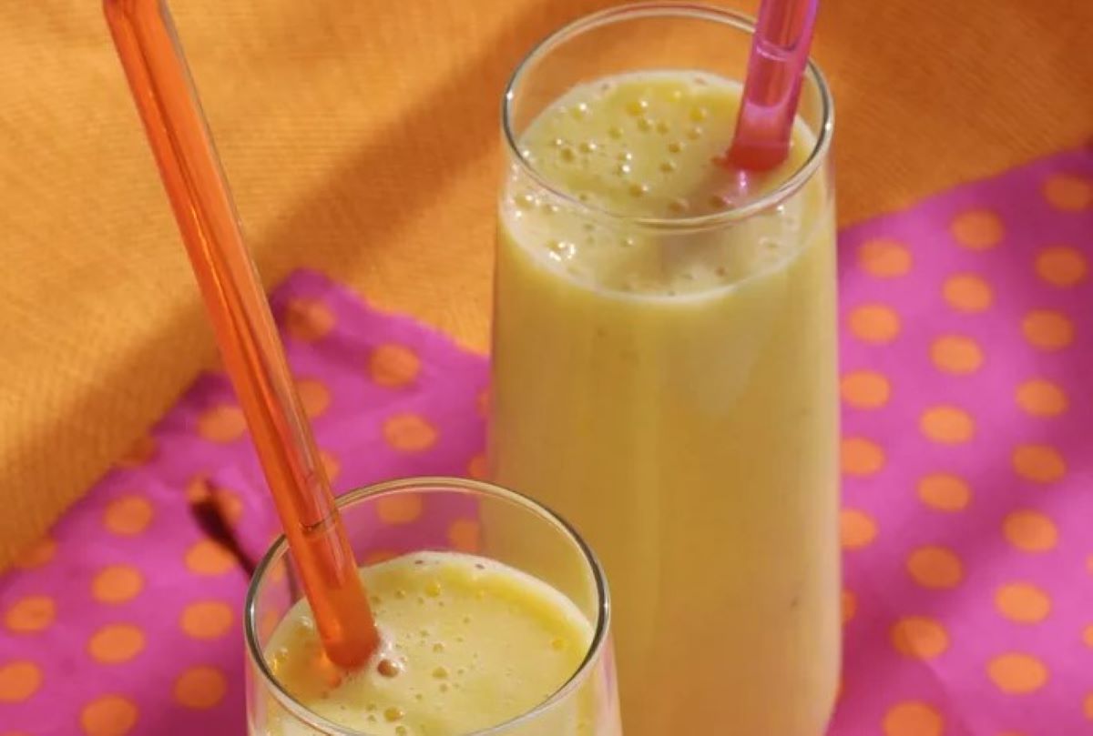 Smoothie pisang-mangga yang nikmat untuk disantap ketika sarapan. (EatingWell/William Dickey)
