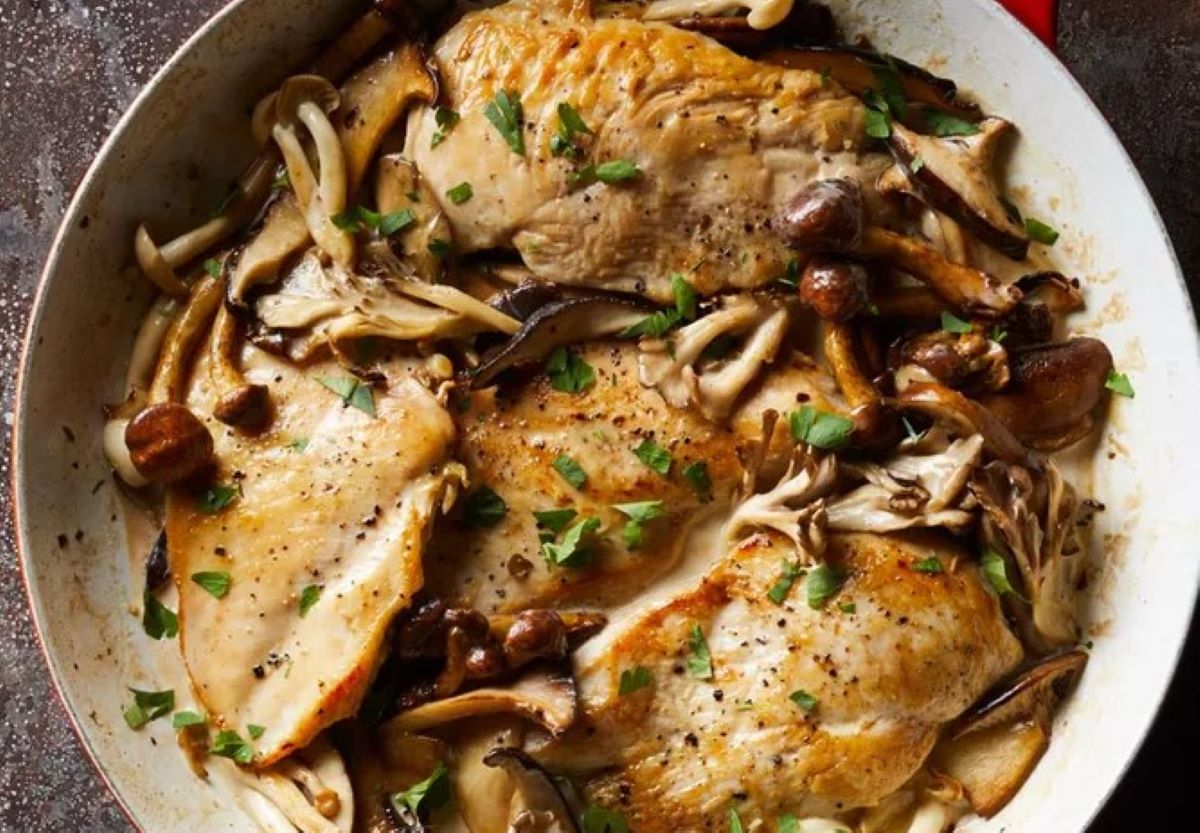 Ayam krim jamur yang pasti membuat ketagihan. (EatingWell)