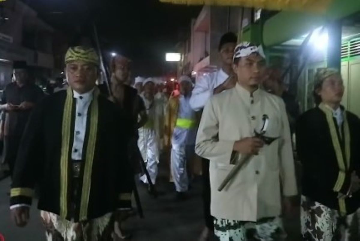 Arak-arakan panjang jimat. (Tangkap layar YouTube Pemerintah Kota Cirebon)