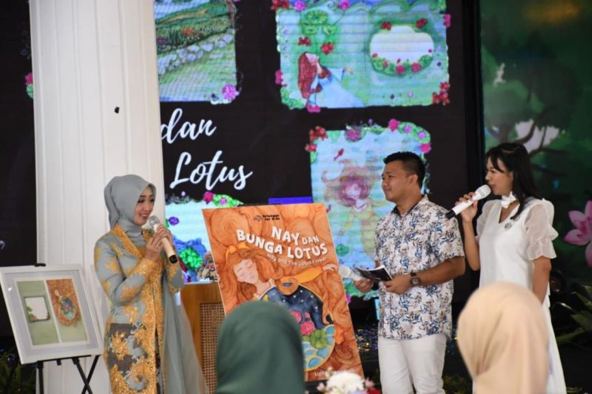 TP PKK Majalengka saat meluncurkan buku cerita anak bertajuk Nay dan Bunga Lotus di Majalengka, Rabu (30/10). (Pemkab Majalengka/Antara)