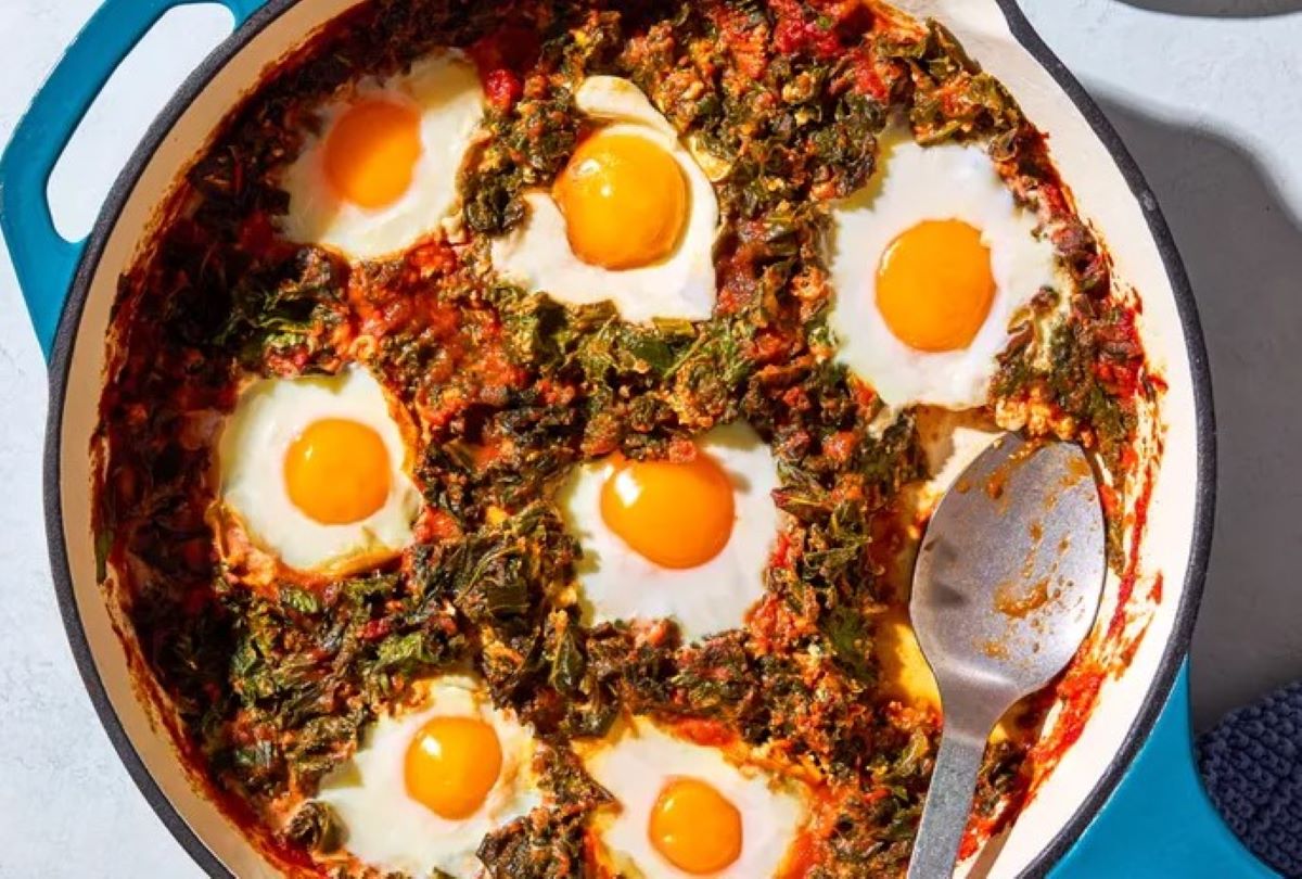 Telur panggang saus tomat yang menggugah selera. (EatingWell/Ali Redmond)