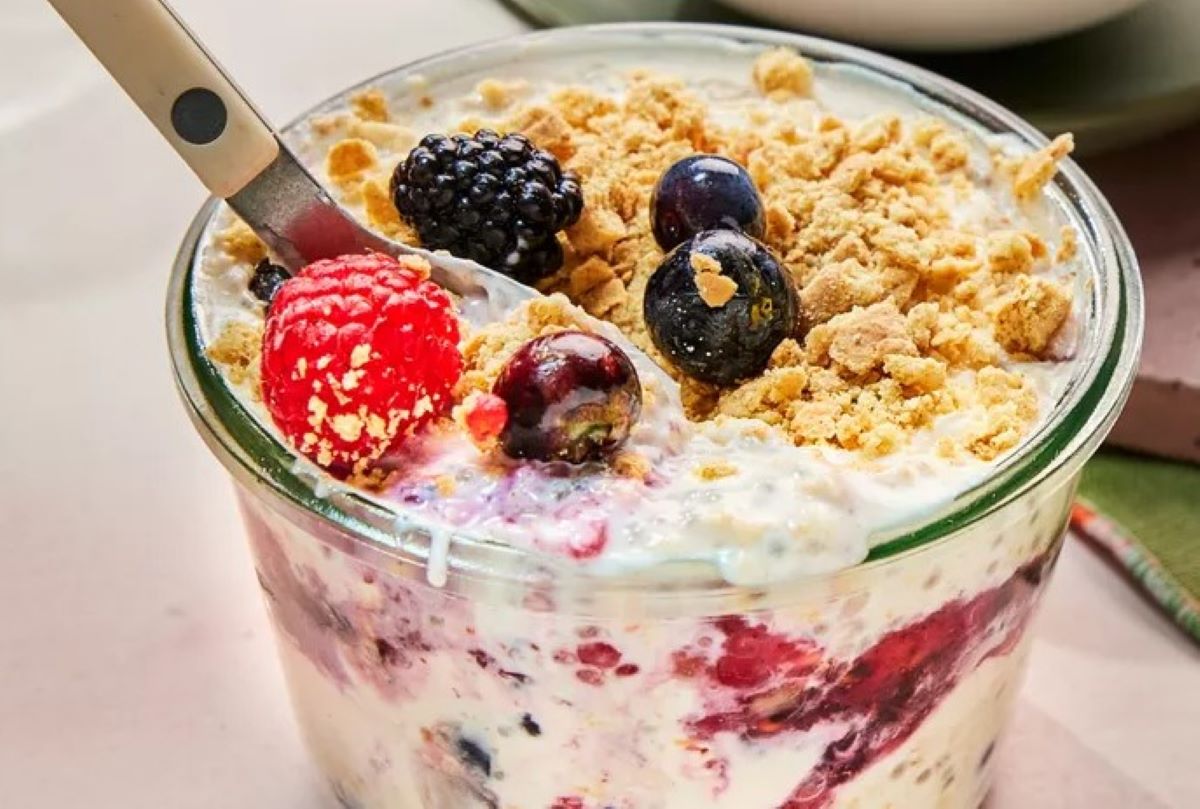 Berry cheesecake oats yang cocok dijadikan desert. (EatingWell/Robby Lozano)