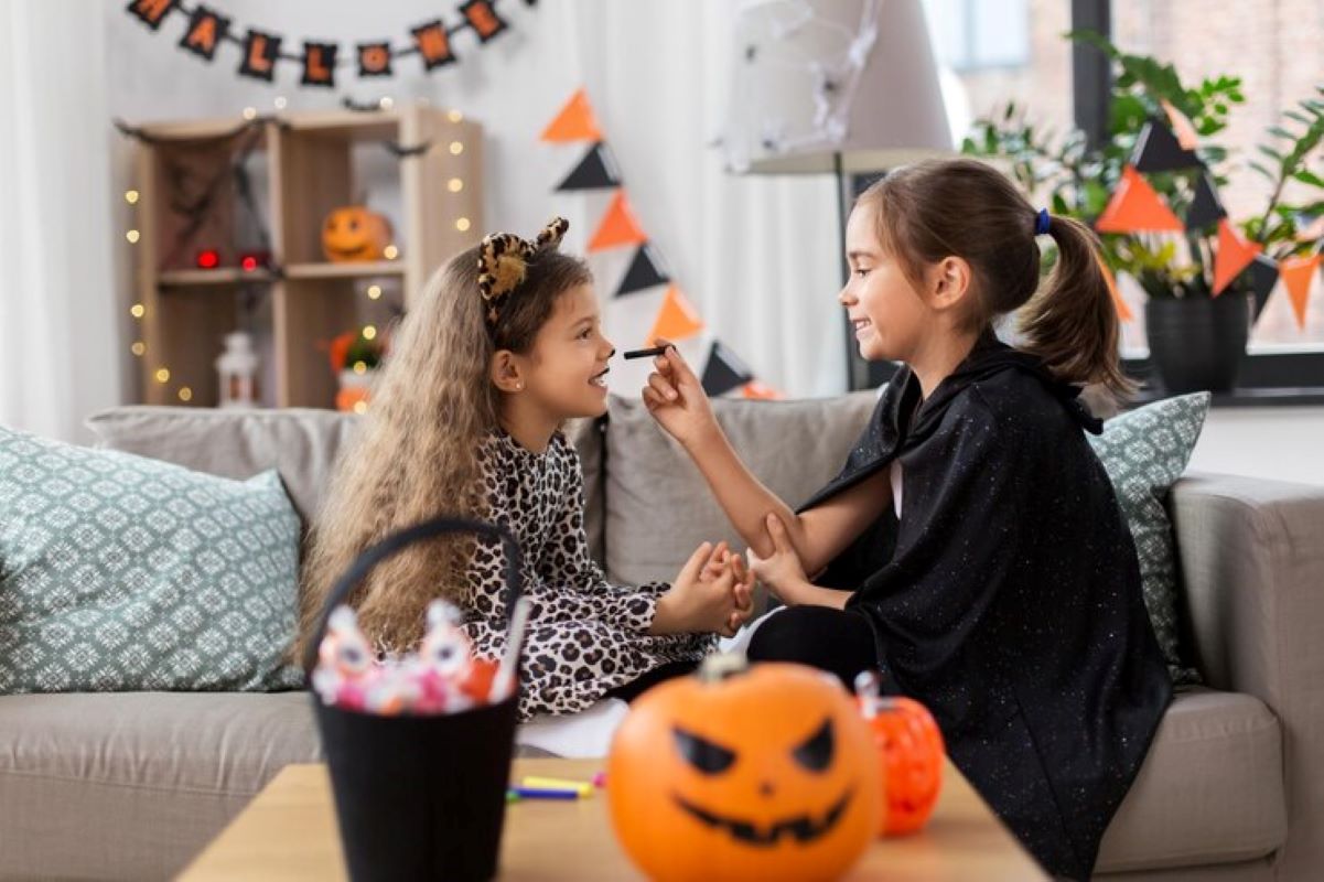 Ilustrasi merayakan Halloween di rumah. (freepik)