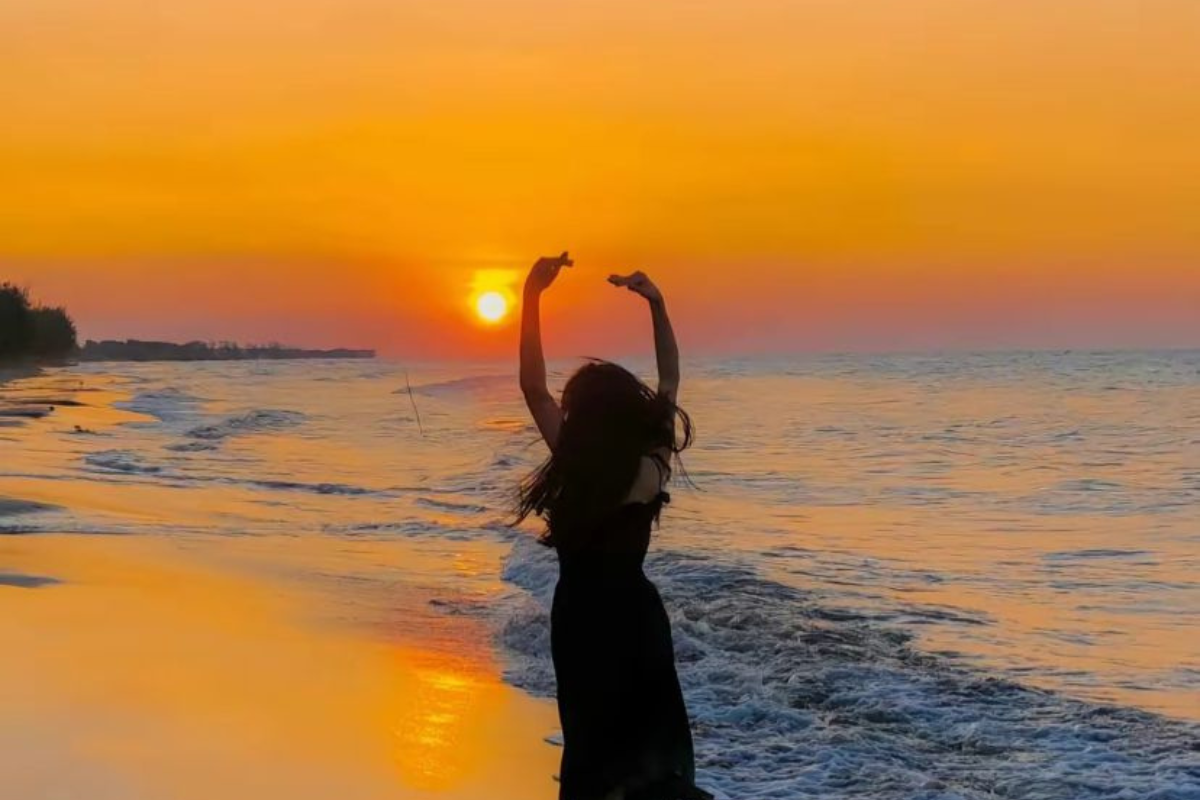 Sunset di Pantai Tiris, Indramayu. (Tangkap layar TikTok/@nellysdhh)