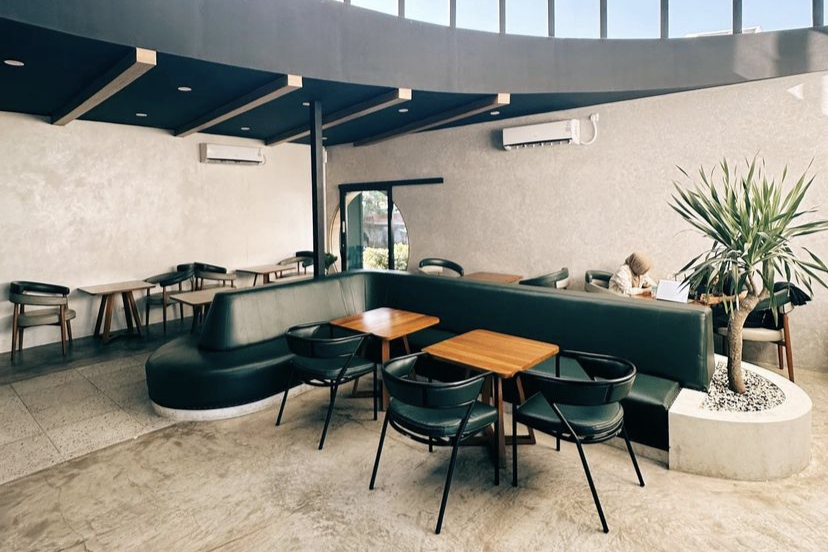 Suasana kafe dengan area workspace friendly. (tangkapan layar akun Instagram @oksigencoffe)