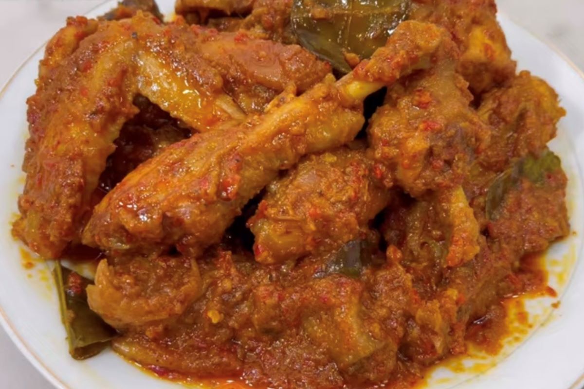 Ayam bumbu rujak khas Jawa Timur. (tangkap layar youtube Ika Mardatillah)