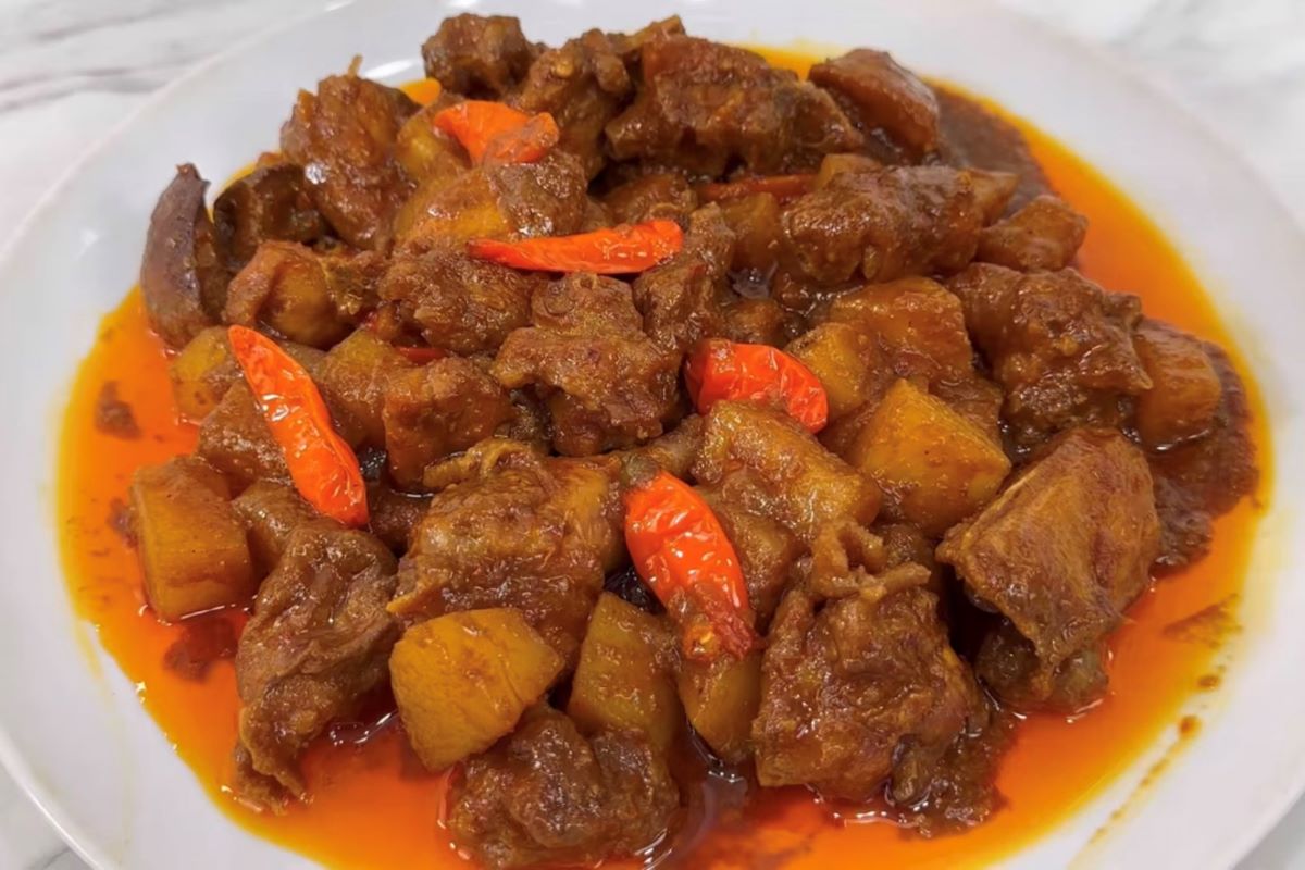 Krengsengan ayam khas Jawa Timur. (tangkap layar youtube Ika Mardatillah)