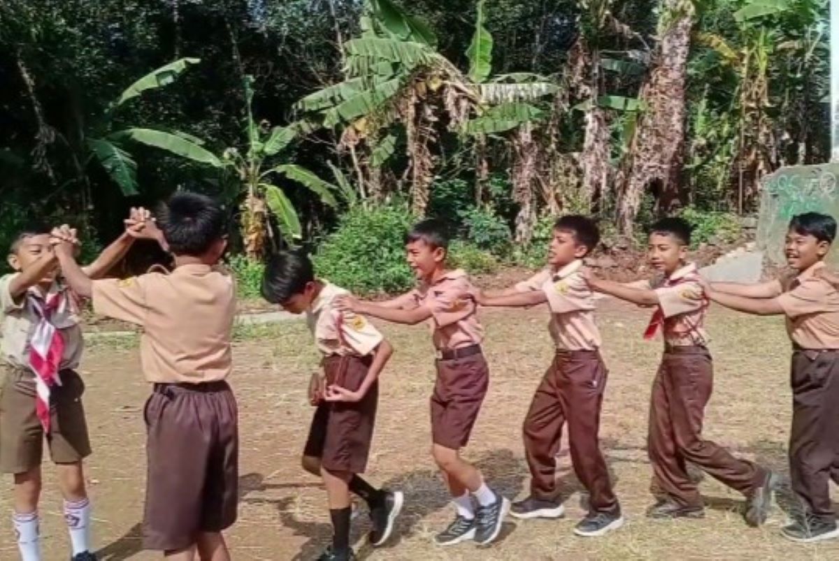 Permainan oray-orayan. (Tangkap layar YouTube DuniaKu)