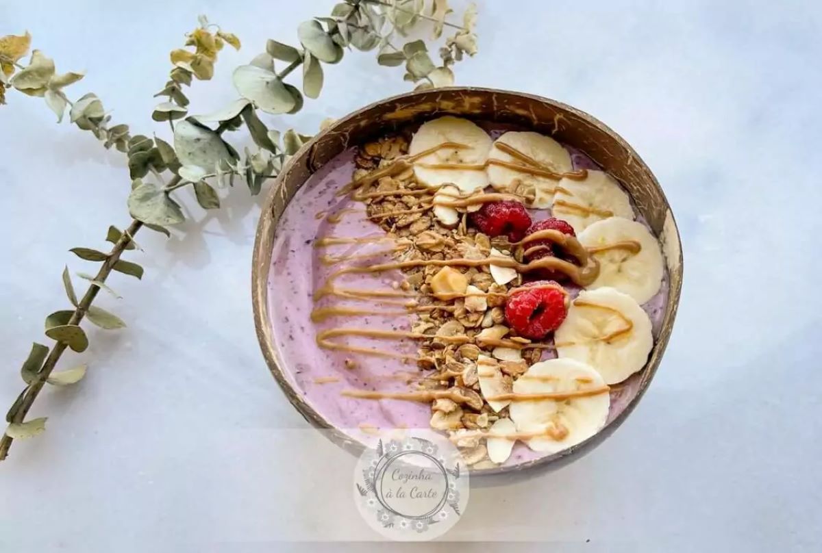 Hidangan menu sarapan sehat smoothie bowl. (cozinhaalacarte.pt)