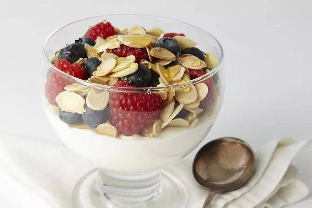 Nut & berry parfait yang cocok untuk menu diet sehat. (EatingWell)