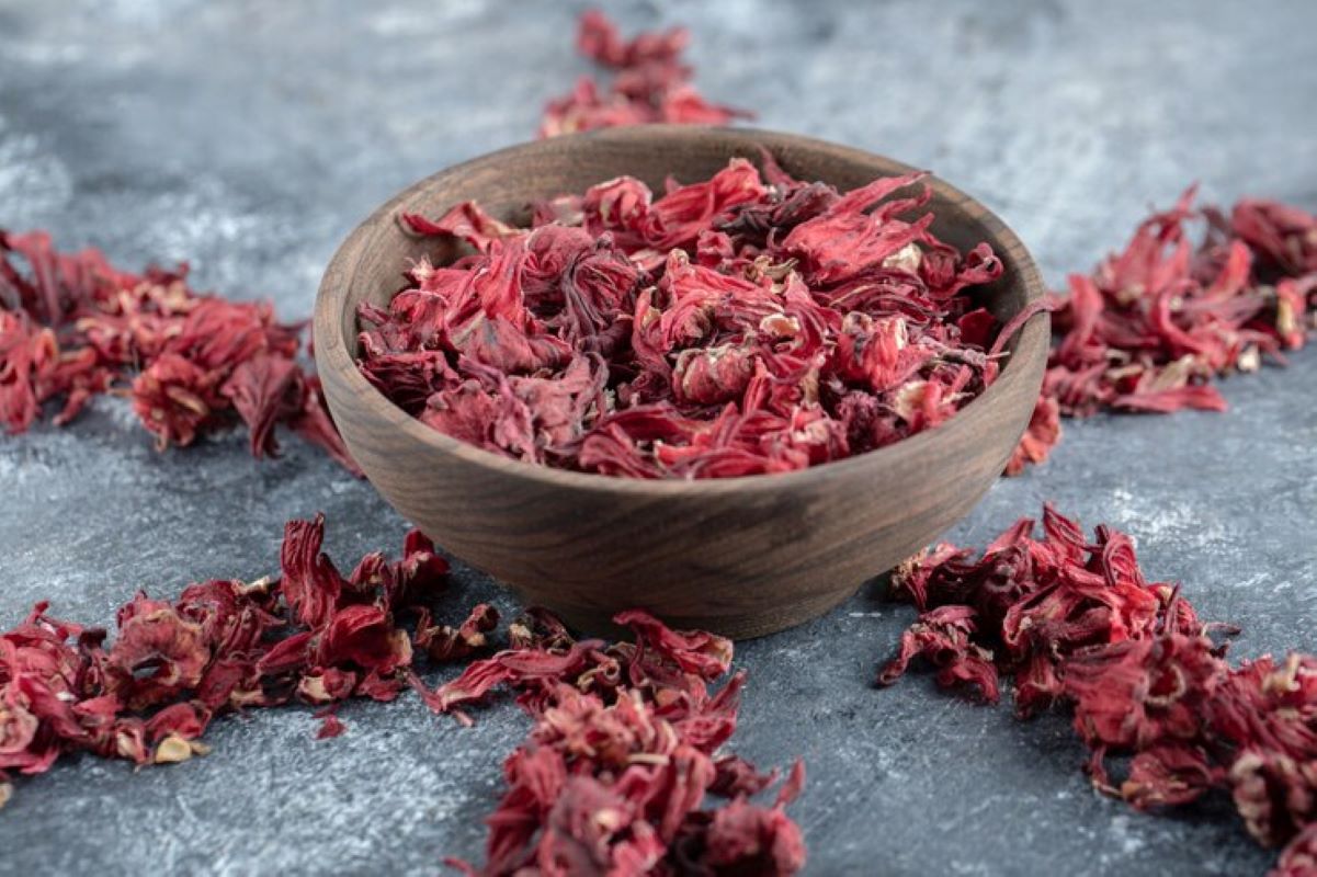 Bunga rosela yang penuh manfaat. (Freepik/azerbaijan_stockers)